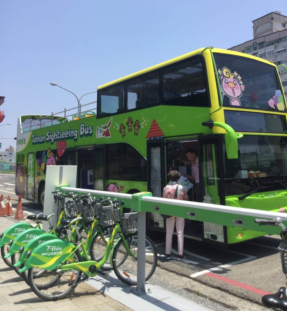 台南の二階建て観光バス、バス停にはシェア自転車が並ぶ