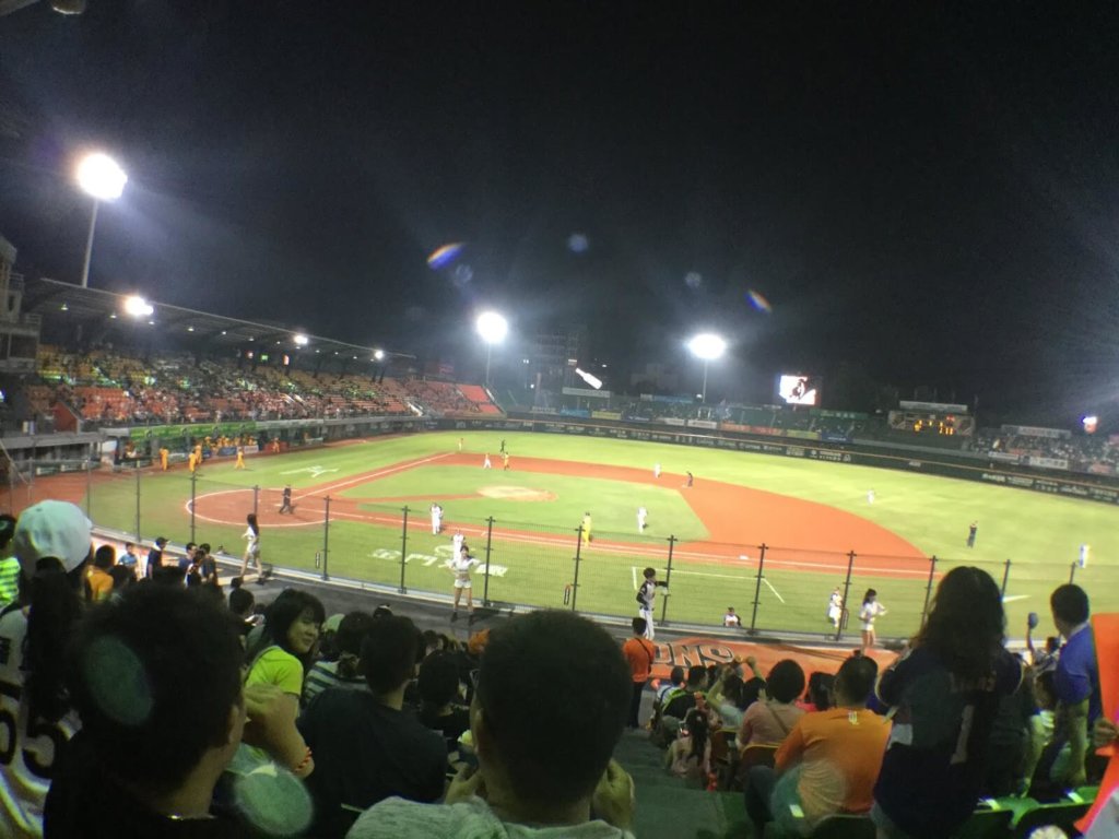 2018年　台湾プロ野球は内野で応援団が観客を盛り上げる