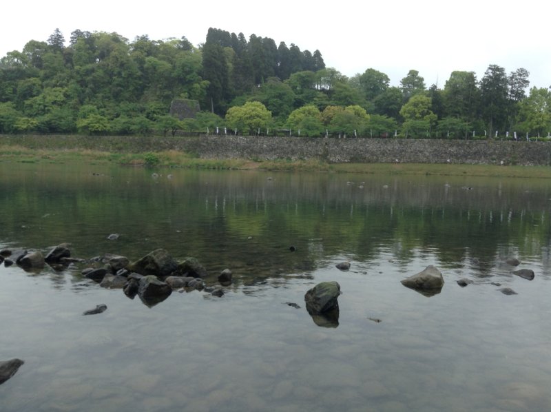 人吉市を流れる美しい球磨川。向こう岸には人吉城の石垣が見える。