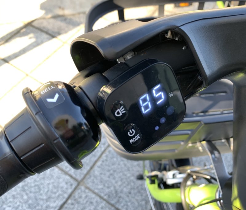 金沢まちのり自転車のバッテリーモードとライト、ベルの操作部分。