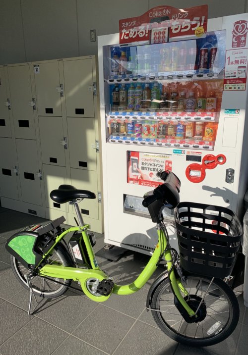 自販機の前に置かれた金沢まちのり自転車