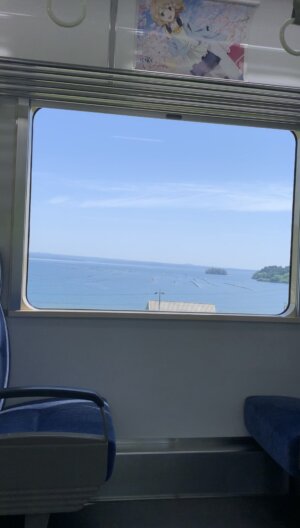 のと鉄道の車窓。穏やかな七尾湾が見える。