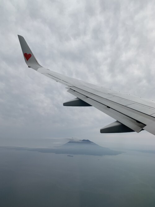 スカイマーク機内から見える錦江湾に浮かぶ桜島