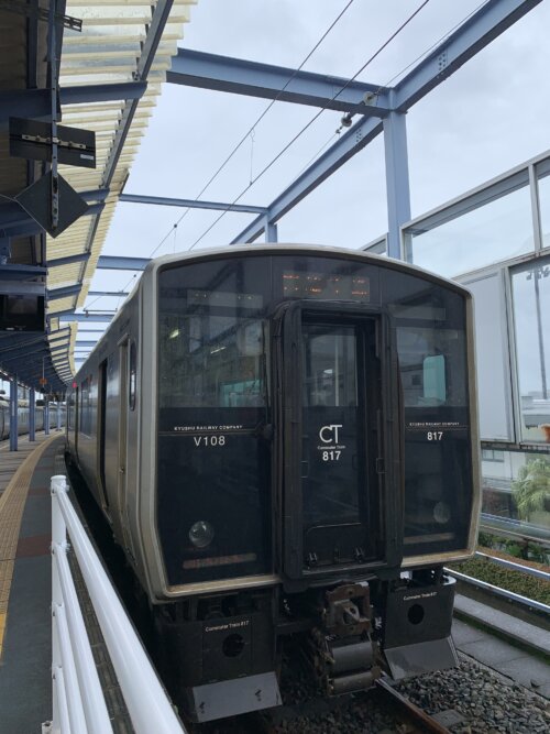 JR九州の宮崎駅に停車中の宮崎空港行き普通列車